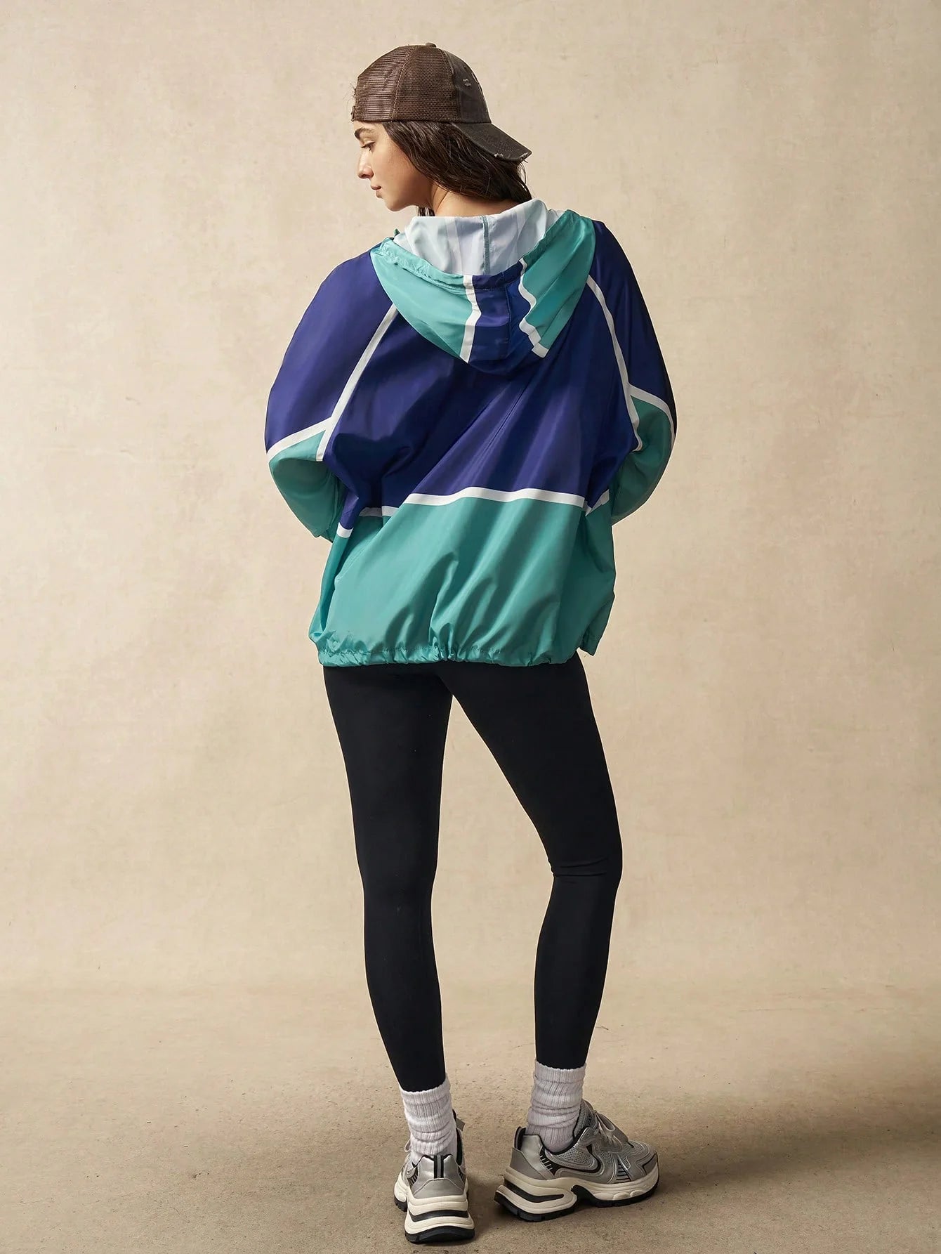 Corta Vento Casual com Capuz Marcela